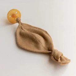 Hvid Merino Wool Titi Soother Holder - Ochre Baby Gifts 8 Hvid Merino Wool Titi Soother Holder - Ochre Baby Gifts
