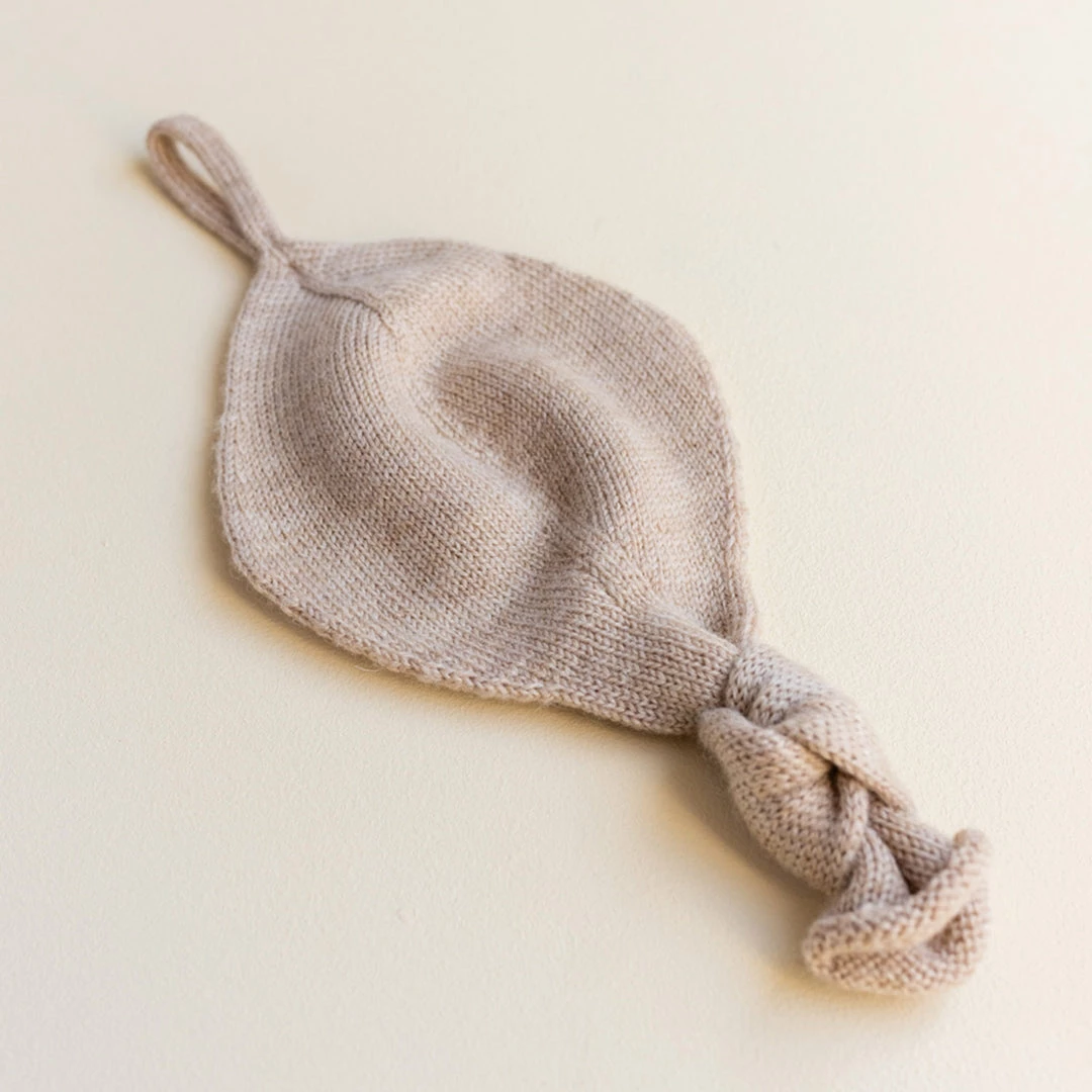 Hvid Merino Wool Titi Soother Holder - Sand 8 Hvid Merino Wool Titi Soother Holder - Sand