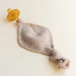 Hvid Merino Wool Titi Soother Holder - Sand