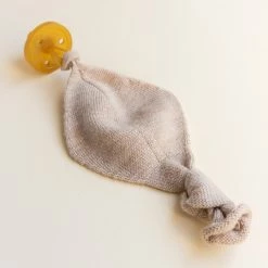 Hvid Merino Wool Titi Soother Holder - Sand 12 Hvid Merino Wool Titi Soother Holder - Sand