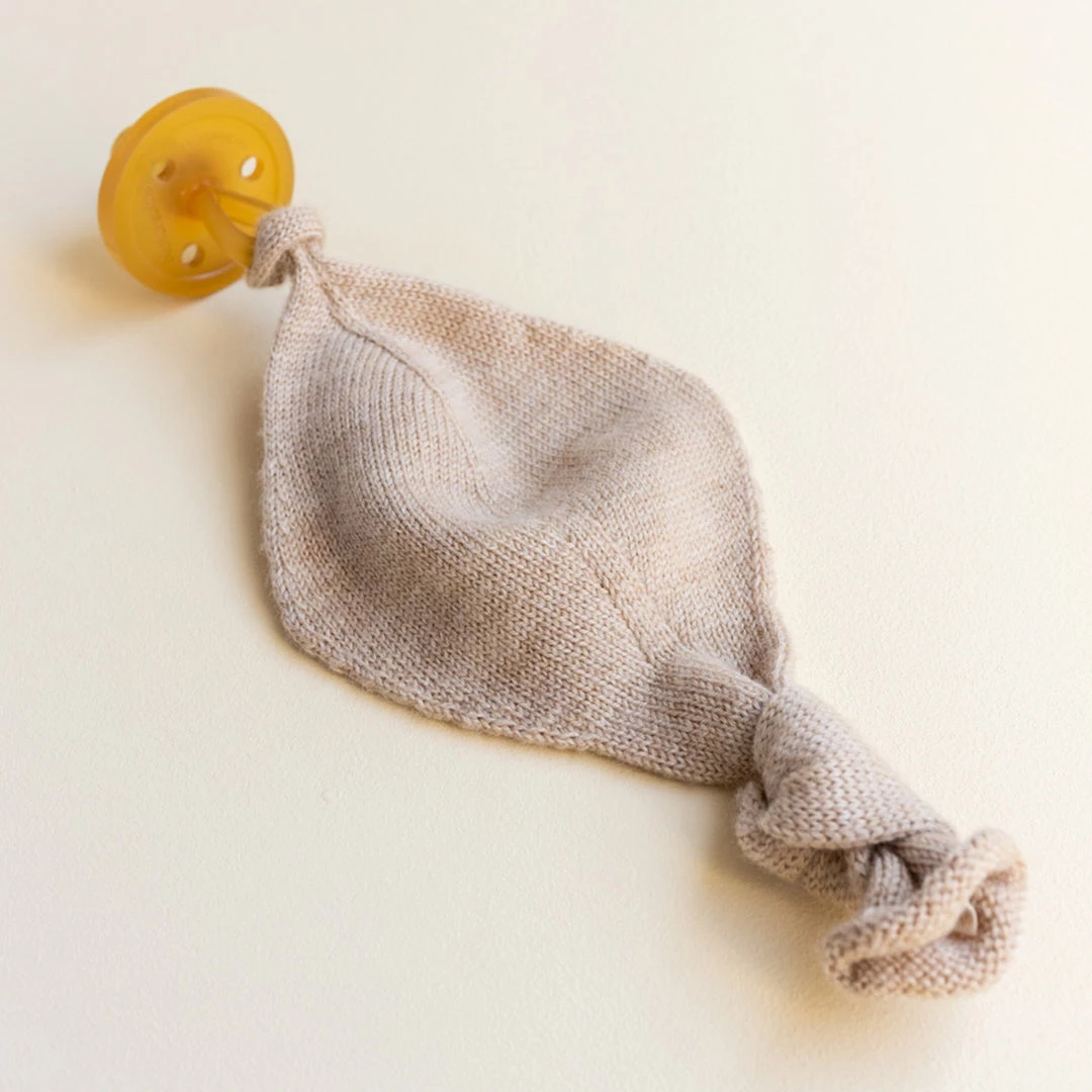 Hvid Merino Wool Titi Soother Holder - Sand 7 Hvid Merino Wool Titi Soother Holder - Sand