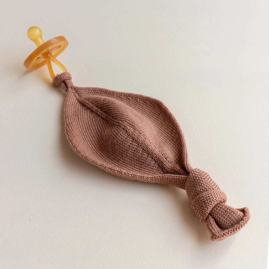 Hvid Merino Wool Titi Soother Holder - Terracotta Home & Baby Care 4 Hvid Merino Wool Titi Soother Holder - Terracotta Home & Baby Care